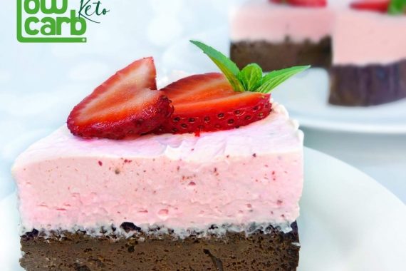 LowCarb-Keto chokladtårta med jordgubbskräm
